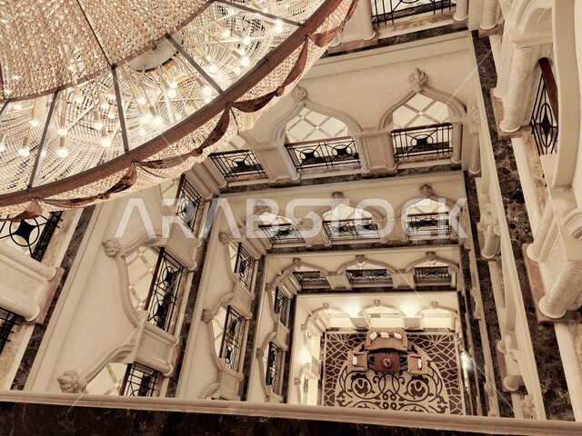 طوابق لولبية في فندق كمبينسكي مرسى ملاذ الضخم في الدوحة ، فنادق ومنتجعات سياحية مشهورة في دولة قطر، الفن الهندسي المعماري والديكور الداخلي لمنتجع كمبينسكي في العاصمة القطرية الدوحة.