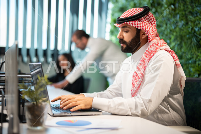 A young Arab Saudi Gulf man wearing the traditional Saudi dress and ...