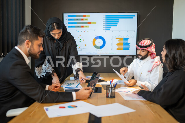 إقامة ورشات العمل في مقر الشركة، استخدام أجهزة تقنية حديثة لجمع البيانات وحل المشكلات، اجتماع فريق عمل عربي خليجي سعودي مع عميل يرتدي البدلة الرسمية، تطوير ودراسة المشاريع الجديدة، الوحدة و التفاهم بين أعضاء الفريق, تحليل الاحصائيات و الرسوم البيانية.
