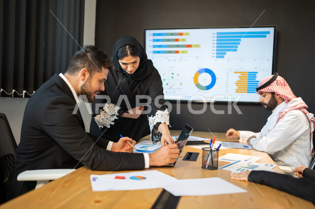 اجتماع فريق عمل عربي خليجي سعودي مع عميل يرتدي البدلة الرسمية، إقامة ورشات العمل في مقر الشركة، استخدام أجهزة تقنية حديثة لجمع النتائج وحل المشكلات، تطوير ودراسة المشاريع الجديدة، الوحدة و التفاهم  بين أعضاء الفريق، تحليل الاحصائيات و الرسوم البيانية.