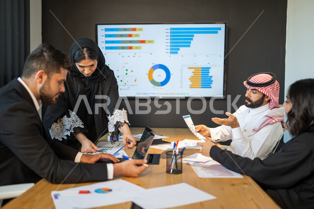تطوير ودراسة المشاريع الجديدة، اجتماع فريق عمل عربي خليجي سعودي مع عميل يرتدي البدلة الرسمية، إقامة ورشات العمل في مقر الشركة، استخدام أجهزة تقنية حديثة لجمع النتائج وحل المشكلات، الوحدة و التفاهم  بين اعضاء الفريق، تحليل الاحصائيات و الرسوم البيانية.
