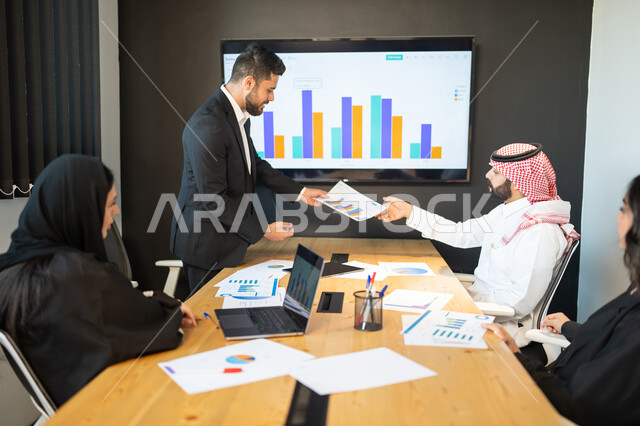 تحليل الاحصائيات و الرسوم البيانية, تطوير ودراسة المشاريع الجديدة، اجتماع فريق عمل عربي خليجي سعودي مع عميل يرتدي البدلة الرسمية، إقامة ورشات العمل في مقر الشركة، استخدام أجهزة تقنية حديثة لتطوير العمل وحل المشكلات، الوحدة و التفاهم  والعمل الجماعي.