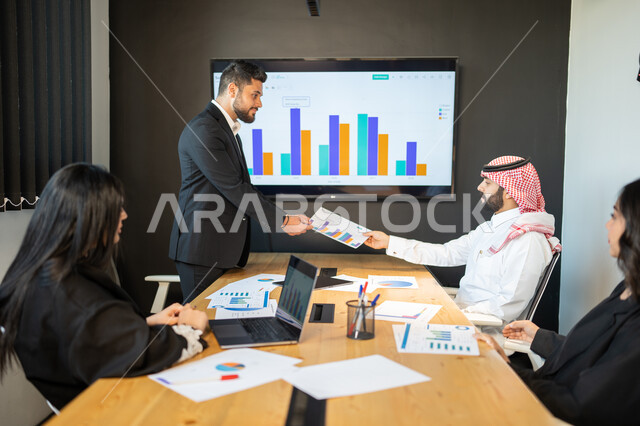 إقامة ورشات تعليمية في مقر الشركة، اعضاء فريق عمل عربي خليجي سعودي يقومون بإجتماع لدراسة و تحليل الاحصائيات و الرسوم البيانية, بيانات الاعمال التجاريه، دمج التكنولوجيا و التقنية مع العمل, جمع بيانات البورصه وسوق الأسهم, التعاون و التفاهم بين الفريق.