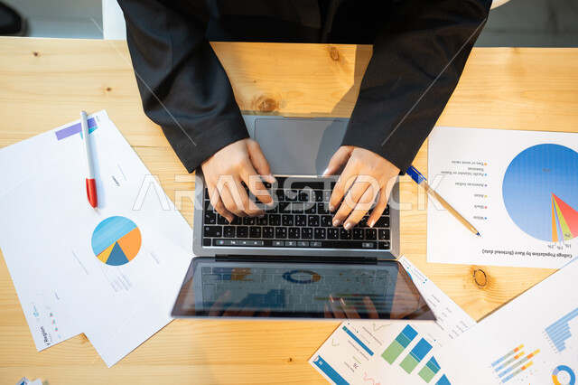  تطوير استراتيجية العمل وخطة النمو، صورة علوية عامودية مقربة لموظفة تنجز مهام العمل باستخدام الحاسوب، قسم التحليلات والإحصائيات البيانية، مراقبة الاقتصاد والمعلومات المالية، بيانات خسائر وارباح الشركة.