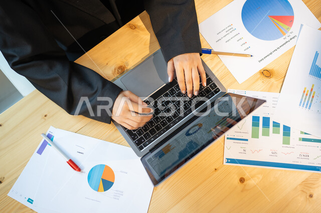  تطوير استراتيجية العمل وخطة النمو، صورة علوية عامودية مقربة لموظفة تنجز مهام العمل باستخدام الحاسوب، قسم التحليلات والإحصائيات البيانية، مراقبة الاقتصاد والمعلومات المالية، بيانات خسائر وارباح الشركة.