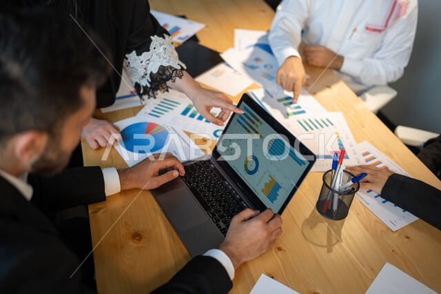 قسم الإحصائيات و التحليلات, بيانات الاعمال التجاريه، دمج التكنولوجيا و التقنية مع العمل, صورة علوية لاجتماع فريق عمل عربي خليجي سعودي, جمع بيانات البورصه وسوق الأسهم, دراسة و تحليل الرسوم البيانية, إقامة ورشات تعليمية في مقر الشركة، التعاون بين الفريق.