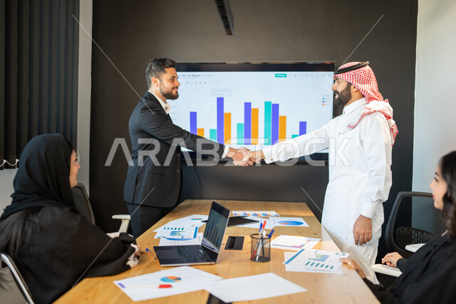 الإتفاق والشراكة على صفقة عمل جديدة, أقامة ورشات عمل واجتماعات, التعاون بين الشركات العربية الخليجية السعودية، متابعة أسهم البورصة، الاستثمار المالي والاقتصادي، رجلا اعمال عربيان خليجيان سعوديان يتصافحان، بيانات خسائر وارباح الشركة.