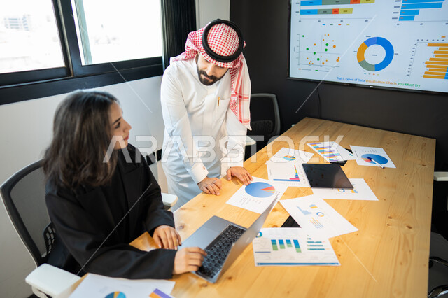 التشاركية و التعاون بين زملاء العمل, دراسة و تحليل النتائج و الرسوم البيانية, قسم البيانات و الإحصائيات, ايماءات تدل على التركيز و الاندماج, استخدام الحاسب المحمول في الأعمال والحسابات, دمج التقنية و التكنولوجيا مع البيئة العملية, العمل في روح الفريق.
