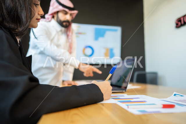 التشاركية و التعاون بين زملاء العمل, دراسة و تحليل النتائج و الرسوم البيانية, قسم البيانات و الإحصائيات, ايماءات تدل على التركيز و الاندماج, استخدام الحاسب المحمول في الأعمال والحسابات, دمج التقنية و التكنولوجيا مع البيئة العملية, العمل في روح الفريق.