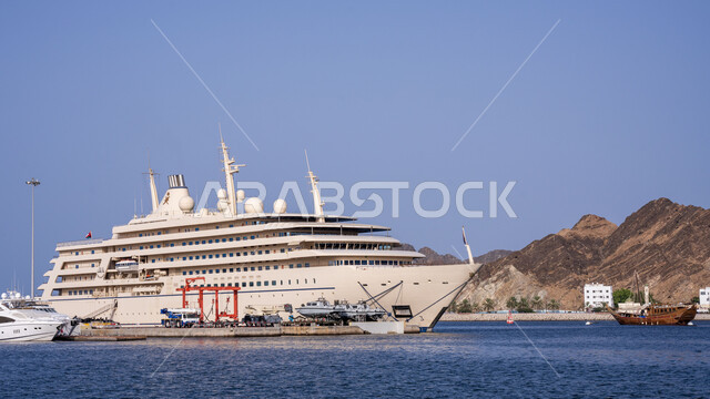 النقل والشحن والملاحة، التبادل التجاري، الواجهة البحرية لمدينة مسقط في سلطنة عمان, الفن الهندسي المعماري, التكوينات و التشكيلات  الجبلية الصخرية, معالم سياحية مشهورة, انشطة ترفيهيه ممتعه, خلفية الطبيعه .