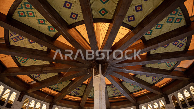 معالم اثرية تراثية، قبة سوق مطرح من الداخل في سلطنة عمان، الفن الهندسي والتصميم المعماري القديم،معالم سياحية مشهورة, اسواق شعبية, الزخارف والنقوش الملونة 