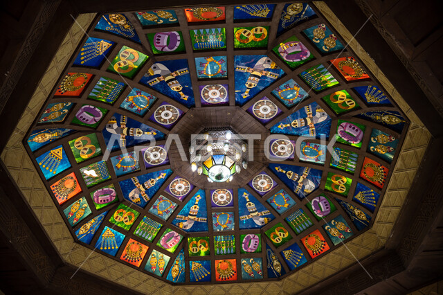  الفن الهندسي والتصميم المعماري القديم، قبة سوق مطرح من الداخل في سلطنة عمان، معالم سياحية مشهورة, اسواق شعبية, معالم اثرية تراثية، الزخارف والنقوش الملونة 