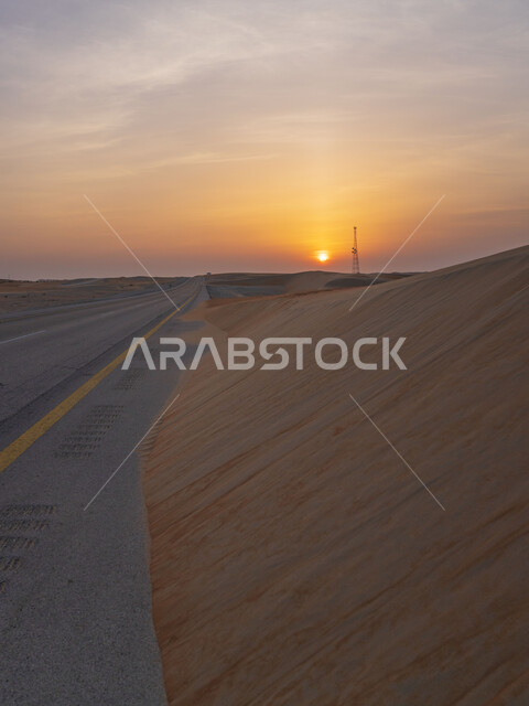 طريق اسفلتي بين الكثبان الرملية ، الطبيعة الصحراوية وقت غروب الشمس ، الكثبان الرملية ، مناطق صحراوية سياحية ، طريق سفر صحراوي
