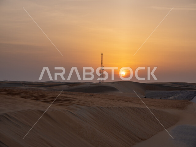 طريق اسفلتي بين الكثبان الرملية ، الطبيعة الصحراوية وقت غروب الشمس ، الكثبان الرملية ، مناطق صحراوية سياحية ، طريق سفر صحراوي