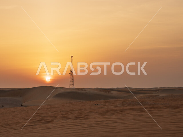 طريق اسفلتي بين الكثبان الرملية ، الطبيعة الصحراوية وقت غروب الشمس ، الكثبان الرملية ، مناطق صحراوية سياحية ، طريق سفر صحراوي