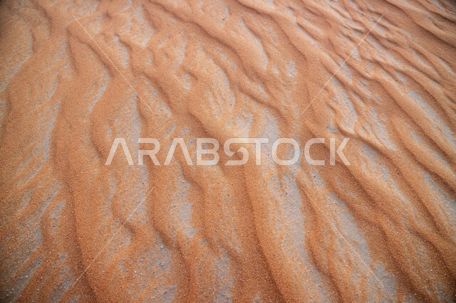 المناظر الطبيعية في البيئة الصحراوية ، صورة مقربة لتشكيلات الرمال الذهبية الناعمة في صحراء الربع الخالي في المملكة العربية السعودية، التلال و الكثبان الرملية, خلفية الطبيعه الصحراوية