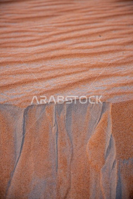المناظر الطبيعية في البيئة الصحراوية ، صورة مقربة لتشكيلات الرمال الذهبية الناعمة في صحراء الربع الخالي في المملكة العربية السعودية، التلال و الكثبان الرملية, خلفية الطبيعه الصحراوية