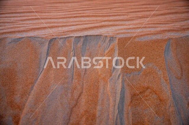 المناظر الطبيعية في البيئة الصحراوية ، صورة مقربة لتشكيلات الرمال الذهبية الناعمة في صحراء الربع الخالي في المملكة العربية السعودية، التلال و الكثبان الرملية, خلفية الطبيعه الصحراوية