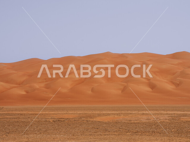 التلال و الكثبان الرملية في صحراء الربع الخالي, المناظر الطبيعية في البيئة الصحراوية في المملكه العربيه السعودية، تشكيلات الرمال الذهبية الناعمة, خلفية الطبيعه الصحراوية