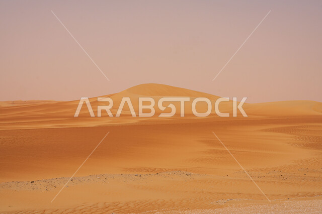 التلال و الكثبان الرملية في صحراء الربع الخالي, المناظر الطبيعية في البيئة الصحراوية في المملكه العربيه السعودية، تشكيلات الرمال الذهبية الناعمة, خلفية الطبيعه الصحراوية