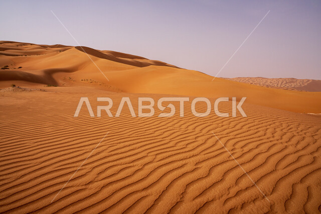  تشكيلات الرمال الذهبية الناعمة في المملكة العربية السعودية, المناظر الطبيعية في البيئة الصحراوية ، التلال و الكثبان الرملية في صحراء الربع الخالي, خلفية الطبيعه الصحراوية