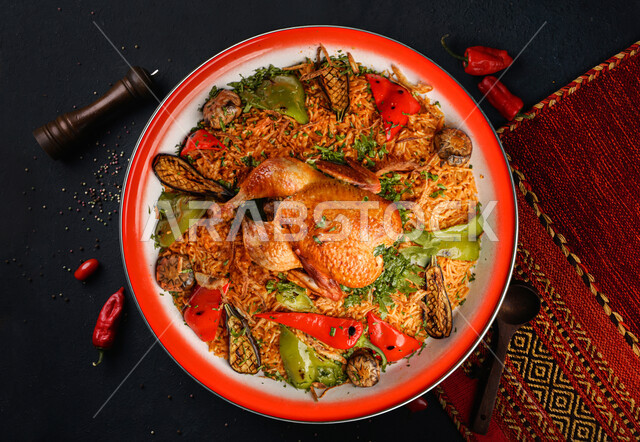  وجبات المطبخ السعودي, ارز بخاري بالدجاج المدفون , الرز البرياني مع الفروج المشوي, طبق من ارز الكبسة بالدجاج، أطباق من المأكولات العربية التقليدية الشعبية ، وصفات طعام صحية شهية لذيذة، خلفية سوداء