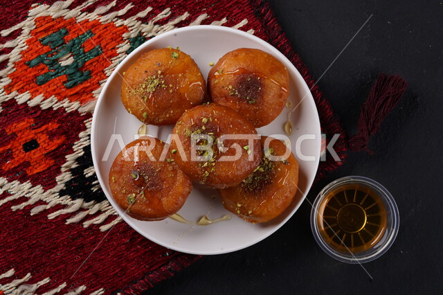 صورة من الاعلى لطبق  من حلا اللقيمات،  حلويات وسكريات ، تحلية الزلابية  ، حلا شرقي ،  وصفات وأطباق حلوى شهية,  مطاعم للمأكولات العربية الشرقية .