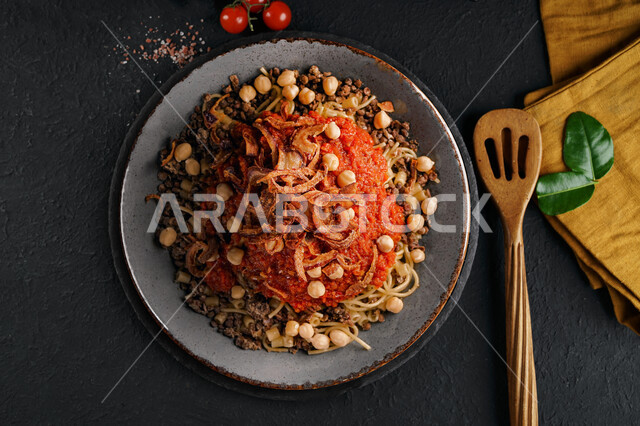 طبق من الكشري المصري الشهير, أطباق شعبيه تقليديه, مائدة طعام، مطاعم عربية شرقية، وصفات وأطباق طعام لذيذة، طبق من الارز والمعكرونة المزينة بالصلصة الحارة