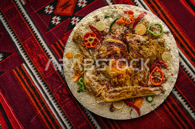 صورة من الاعلى  لطبق من ارز الكبسة باللحوم، الرز البرياني مع اللحم المشوي, وصفات طعام شهية صحية لذيذة، أطباق من المأكولات العربية التقليدية الشعبية ، وجبات المطبخ السعودي, ارز بخاري باللحم