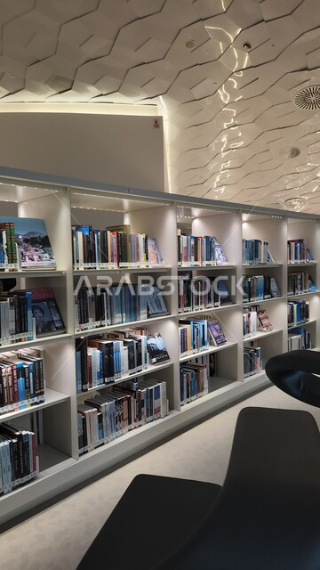  مكان للقراء ومحبي العلم والكتب والمعرفة، أكبر المكتبات العامة في السعوديه، منارة ثقافية و معالم سياحية مشهورة, مركز الملك عبد العزيز الثقافي العالمي في مدينة الظهران في المملكة العربية السعودية, كتب و روايات وقصص مرتبة في الرفوف.