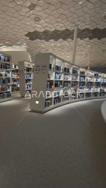  أكبر المكتبات العامة في السعوديه، منارة ثقافية و معالم سياحية مشهورة,  مكان للقراء ومحبي العلم والكتب والمعرفة، مركز الملك عبد العزيز الثقافي العالمي في مدينة الظهران في المملكة العربية السعودية, كتب و روايات وقصص مرتبة في الرفوف.
