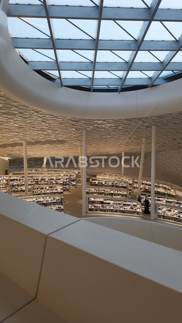 الديكور و التصميم الداخلي لمكتبة إثراء, أكبر المكتبات العامة في السعوديه، منارة ثقافية و معالم سياحية مشهورة,  مكان للقراء ومحبي العلم والكتب والمعرفة، مركز الملك عبد العزيز الثقافي العالمي في مدينة الظهران في المملكة العربية السعودية.