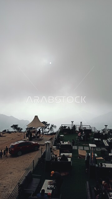 سياح يقضون أوقات ممتعة فوق جبال مدينة الطائف بالمملكة العربية السعودية، السياحة على المرتفعات الجبلية، مناطق صحراوية سياحية بالطائف، سيارة حمراء وسط الصحراء في السعودية