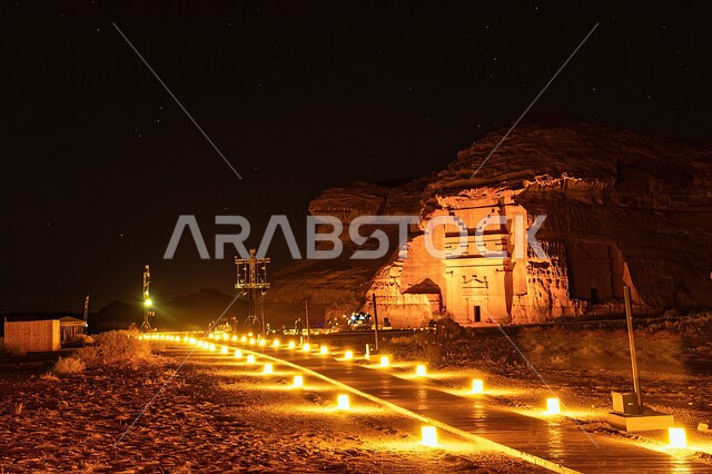 ديكورات وأنوار أمام الأحافير والصخور الأثرية التاريخية، أماكن متميزة مشهورة مهيأة للسياح، المناطق الصحراوية في محافظة العلا في الليل، مدائن صالح ومدينة الحجر في العلا بالمملكة العربية السعودية، المرتفعات الجبلية والتكوينات الصخرية الطبيعية