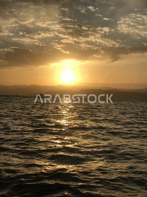 منظر غروب  الشمس على شاطئ البحر، السماء والمناظر الطبيعية البحرية الهادئة في السعودية، سيلوليت، خلفيه الطبيعه