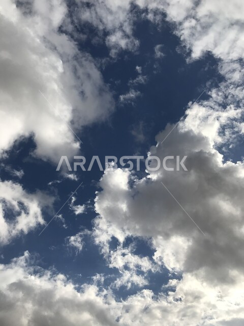 صورة مقربة للسماء المليئة بالسحب البيضاء، مناظر طبيعية في سماء السعودية ، الطبيعة في المملكة العربية السعودية 