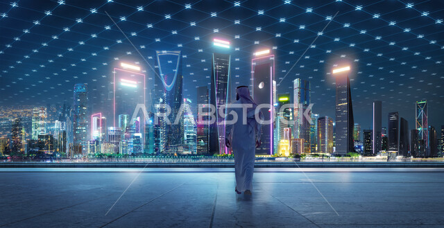 خلفيه هولوجراميه ثلاثية الأبعاد للتطور والنمو العمراني في المملكه العربيه السعوديه، صورة من الخلف لرجل عربي خليجي سعودي يرتدي الزي التقليدي, استخدام التقنية والتكنولوجيا في انشاء المدن الحديثة، البنية التحتية الرقمية، رؤية 2030