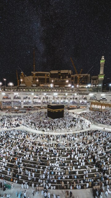  أداء مناسك الحج والعمرة، العبادة والتقرب إلى الله، معالم دينية إسلامية، موسم الحج 2023 ، الحجاج المسلمين يقومون بالطواف حول الكعبة المشرفة في وقت الليل، الحرم المكي الشريف في مكة المكرمة بالمملكة العربية السعودية، فضل العمرة في شهر رمضان المبارك