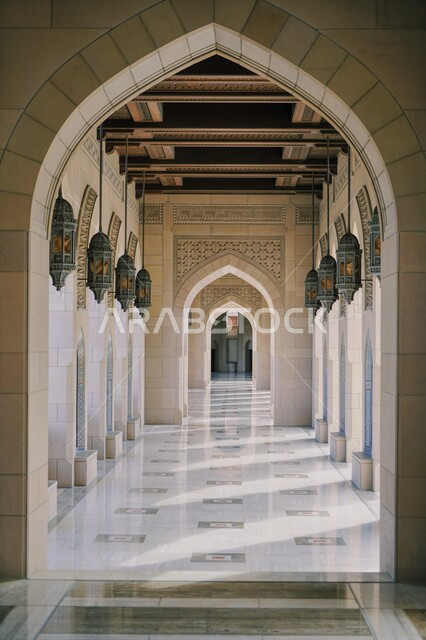 المدخل الشرقي لمسجد السلطان قابوس في مدينة نزوى في سلطنة عمان، جامع السلطان قابوس الأكبر في مسقط ، الفن الهندسي المعماري بالطراز الإسلامي، العبادة والتقرب الى الله، أماكن و   معالم إسلامية دينية مشهورة.