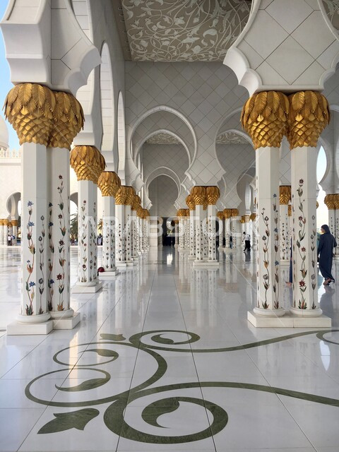 التصاميم والديكورات الداخلية لمسجد الشيخ زايد في مدينة أبو ظبي، الأعمدة المتميزة في مسجد الشيخ زايد بن سلطان آل نهيان، الفن الهندسي المعماري للأماكن الدينية الإسلامية في الإمارات العربية المتحدة