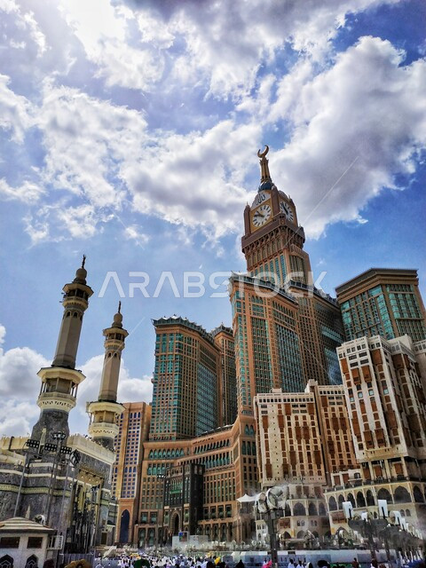 برج الساعة في مكة المكرمة في المملكة العربية السعودية ، الفن الهندسي المعماري ، مبنى برج ساعة مكة الملكي في المسجد الحرام ،أبراج وناطحات السحاب, معالم اسلامية دينية مقدسة .