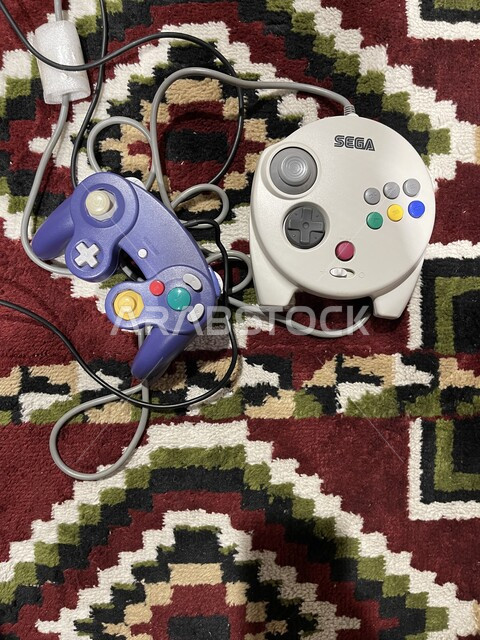 مقبض اللعب في جهاز كومبيوتر ساجا الإلكتروني القديم، عصا التحكم، أجهزة تكنولوجية والكترونية  قديمة، قضاء أوقات الفراغ باللعب والتسلية، ألعاب شبابية ترفيهية منزلية، الفوز والإنتصار في الألعاب التقنية