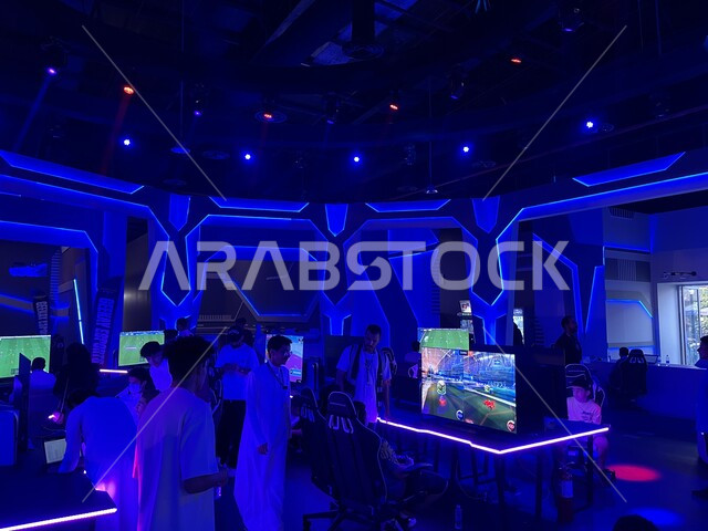 التسلية والترفيه بالألعاب الشبابية الحديثة، الجماهير والزوار في قسم الجيمينج، تحديث وتطوير الألعاب الإلكترونية بالسعودية، فعاليات موسم الجيمرز ٨  في بوليفارد الرياض، إندماج اللاعبين السعوديين الخليجيين في اللعب، منطقة التحديات والبطولات بين اللاعبين 