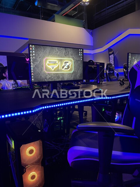 صورة من الجانب لطاولة وكرسي اللعب الإحترافي، تحديث وتطوير الألعاب الإلكترونية في السعودية، جهاز حاسوب متطور خاص للجيمرز، فعاليات موسم الجيمرز ٨ في بوليفارد الرياض سيتي، منطقة اللعب والتحديات بين اللاعبين المحترفين، التسلية والترفيه بالتقنية والتكنولوجيا