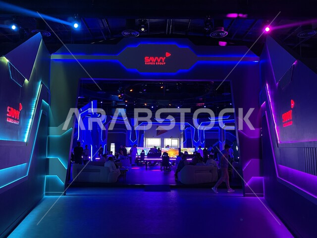 الجماهير والزوار في قسم الجيمينج، التسلية والترفيه بالألعاب الشبابية الحديثة، تحديث وتطوير الألعاب الإلكترونية في السعودية، فعاليات موسم الجيمرز ٨  في بوليفارد الرياض، إندماج اللاعبين السعوديين الخليجيين في اللعب، منطقة التحديات والبطولات بين اللاعبين 