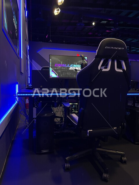 جهاز كومبيوتر متطور خاص للجيمرز، تحديث و تطوير الألعاب الإلكترونية في السعودية، صورة من الخلف لطاولة وكرسي اللعب، منطقة اللعب والتحديات والبطولات بين اللاعبين المحترفين، فعاليات موسم الجيمرز ٨  في بوليفارد الرياض، التسلية والترفيه بالتقنية والتكنولوجيا
