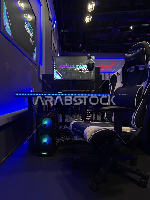 صورة من الجانب لطاولة وكرسي اللعب الإحترافي، تحديث وتطوير الألعاب الإلكترونية في السعودية، جهاز حاسوب متطور خاص للجيمرز، فعاليات موسم الجيمرز ٨ في بوليفارد الرياض سيتي، منطقة اللعب والتحديات بين اللاعبين المحترفين، التسلية والترفيه بالتقنية والتكنولوجيا