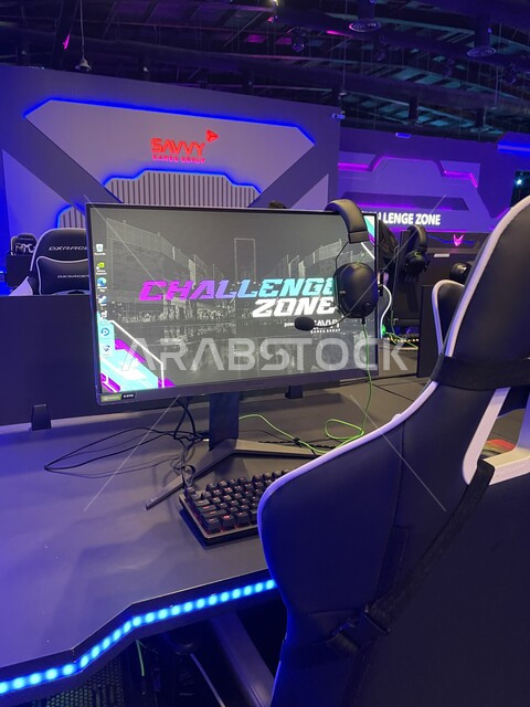 تحديث و تطوير الألعاب الإلكترونية في السعودية، جهاز كومبيوتر متطور خاص للجيمرز، صورة من الخلف لطاولة وكرسي اللعب، منطقة اللعب والتحديات والبطولات بين اللاعبين المحترفين، فعاليات موسم الجيمرز ٨  في بوليفارد الرياض، التسلية والترفيه بالتقنية والتكنولوجيا