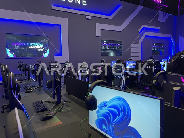 مجموعة من الكمبيوترات وكراسي اللعب الاحترافية، أجهزة حاسوب الجيمزر التطورة للألعاب الإلكترونية، منطقة اللعب والتحديات والبطولات بين اللاعبين المحترفين، فعاليات موسم الجيمرز ٨  في بوليفارد الرياض سيتي، التسلية والترفيه بالتقنية والتكنولوجيا