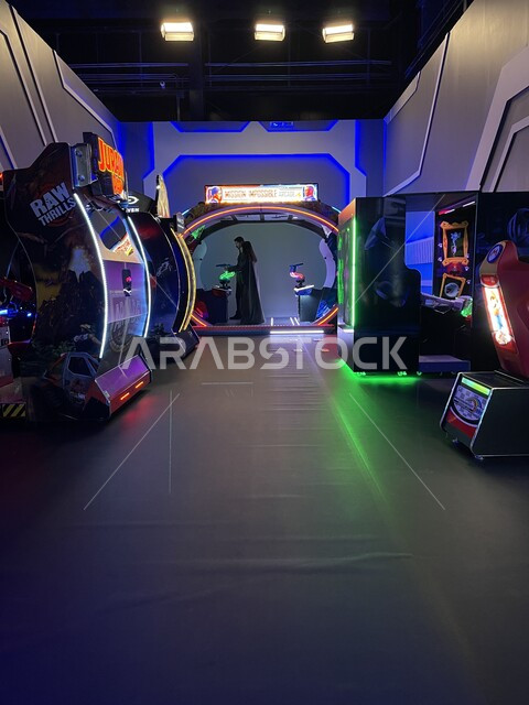 ألعاب الأركيد المسلية، اللعب في صالات الألعاب الألكترونية في موسم الجيمرز ٨ في بوليفارد الرياض، قضاء أوقات ممتعة في ممارسة الأنشطة الترفيهية، اللعب والتحدي بين اللاعبين السعوديين الخليجيين في قسم التحديات (تشالينج زون)، الرياضات الإلكترونية الحماسية